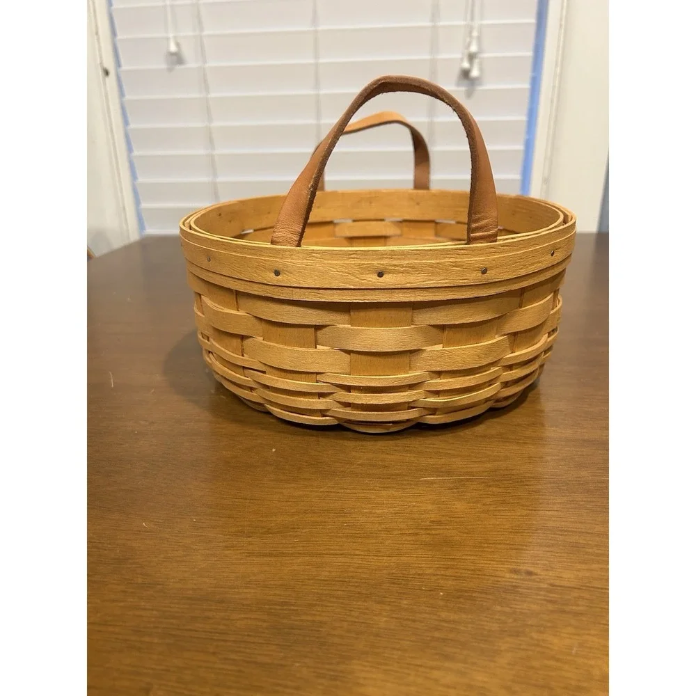 Vintage 1998 Med round Longaberger basket w/ leather handles 9.5